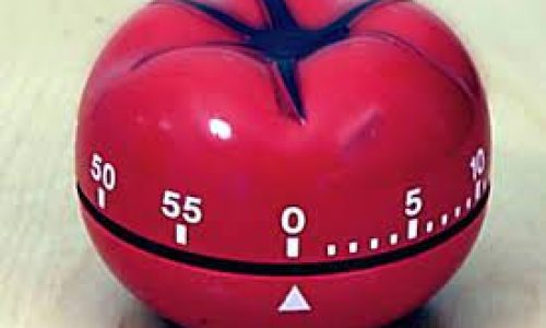 
A técnica Pomodoro é uma estratégia de gestão de tempo que consiste em dividir o trabalho em intervalos de 25 minutos, chamados 